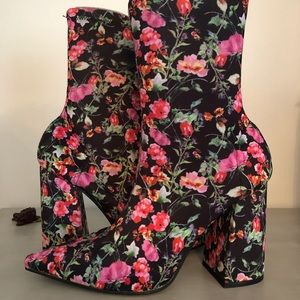 New, never worn, stunning Steve Madden booties!